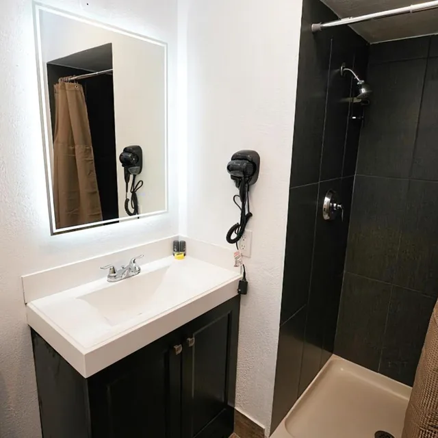 غرفة بسرير كوين بشرفة، Seaside Inn & Suites 9/10