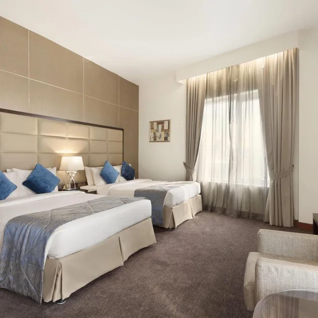 جناح جونيور بسرير كينج وسريرين كوين، Howard Johnson by Wyndham Bur Dubai 1/5