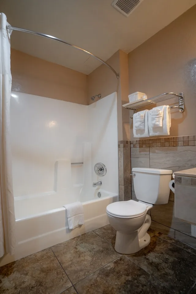 غرفة فاخرة بسرير كينج، Quality Inn Suites Near the Border 3/4