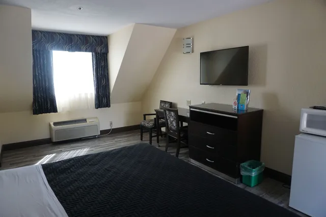 غرفة قياسية بسرير كينج بإطلالة على الجبل، Yosemite Sierra Inn 7/10