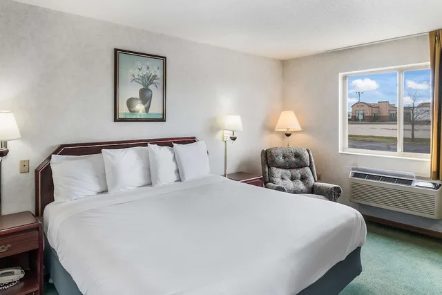 غرفة بسرير كينج لذوي الإعاقة، Americas Best Value Inn Wenona 1/2