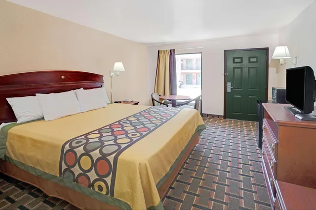 غرفة بسرير كينج، Super 8 by Wyndham Acworth/Atlanta Area GA 1/7