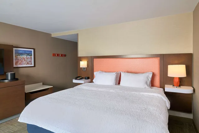 غرفة بريميوم بسرير كينج، Hampton Inn and Suites Providence/Smithfield 1/3