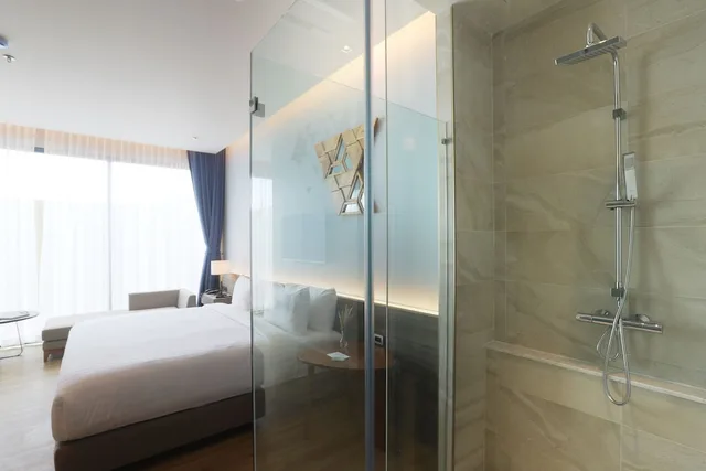 غرفة ديلوكس بسرير كينج بشرفة، The Signature Hotel Airport 8/8