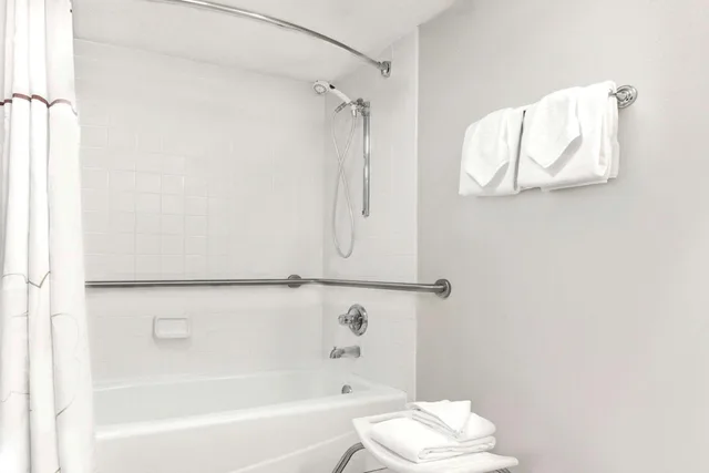 جناح بسرير كينج لذوي الإعاقة، Craigshire Suites - Arlington 3/6