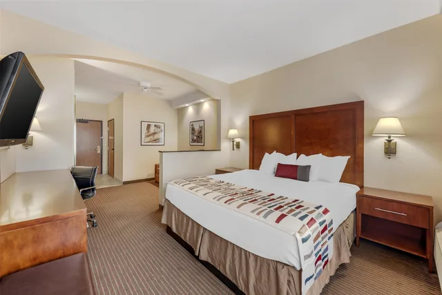 غرفة متصلة بسرير كينج مع أريكة لذوي الإعاقة، Best Western Alamo Suites 1/3