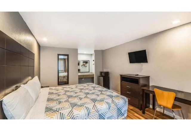 غرفة بسرير كوين لذوي الإعاقة، Motel6 Dallas, TX 2/4