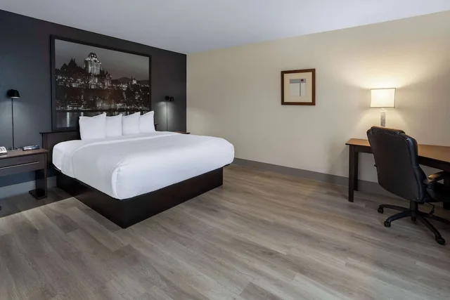 Suite, King Bed, Sofa, Hot Tub, Super 8 By Wyndham Quebec City 8/10