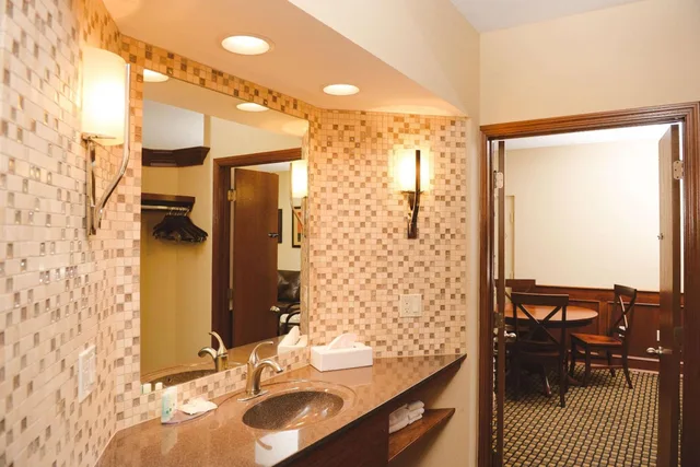 جناح بسرير كينج بمنطقة جلوس، Quality Inn and Suites Ames Conference Center Near ISU Campus 6/10