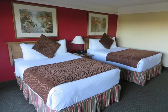 غرفة بسريرين مزدوجين، Atrium Hotel at Orange County Airport 2/3