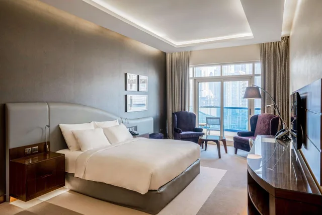 غرفة تنفيذية بسرير مزدوج مع دخول الصالة، Radisson Blu Hotel Dubai Waterfront 6/10