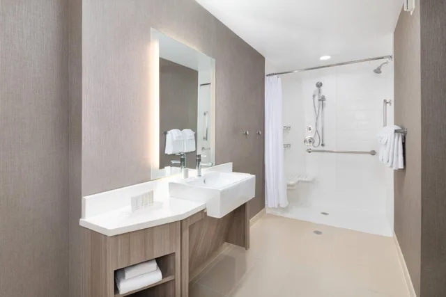 جناح بسرير كينج مع سرير سحّاب إضافي مع أريكة بحوض استحمام لذوي الإعاقة، SpringHill Suites by Marriott Tifton 5/9