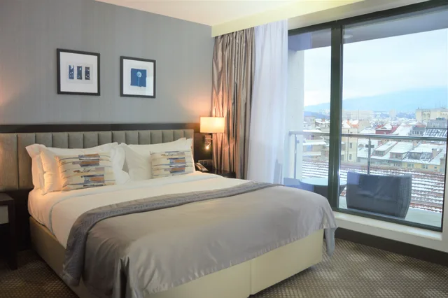 غرفة بسرير كينج بإطلالة على الجبل في الطابق العلوي، Intercontinental Sofia 1/6