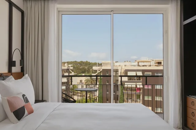 غرفة ديلوكس بسرير كينج بشرفة، Hotel Riomar, Ibiza, a Tribute Portfolio Hotel 2/10