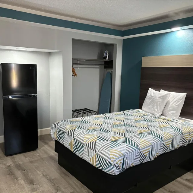 1 King Bed - Smoking, Micfridge, Studio6 Suites Memphis, TN – East Memphis 8/10