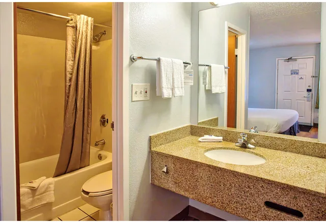 Room, Double Bed, Motel6 Buffalo, NY - Airport - Williamsville 4/4