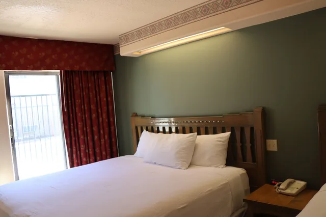 استوديو بسرير كوين يُسمح فيها بالحيوانات الأليفة لذوي الإعاقة، Sagebrush Inn Suites 3/5