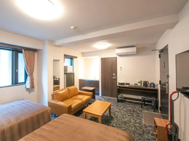 غرفة فاخرة بسريرين منفصلين مع أريكة، Hotel Livemax Hakata Ekimae 2/6