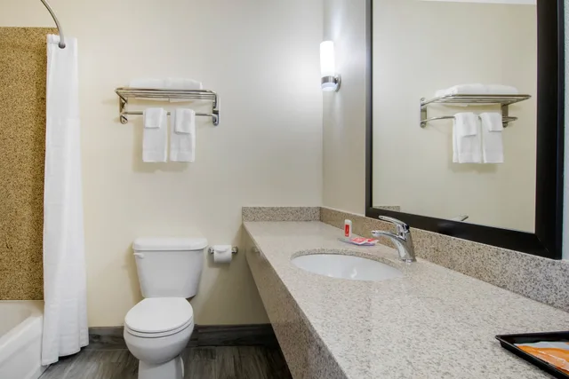 غرفة قياسية بسرير كوين، Econo Lodge Inn & Suites Springfield Main Street 9/10