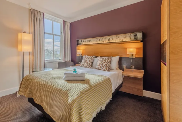 غرفة متصلة عائلية بسرير مزدوج وسريرين منفصلين، DoubleTree by Hilton Dunblane Hydro 1/6