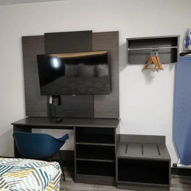 غرفة بسرير كينج لذوي الإعاقة، Studio6 Alvin, TX 8/10