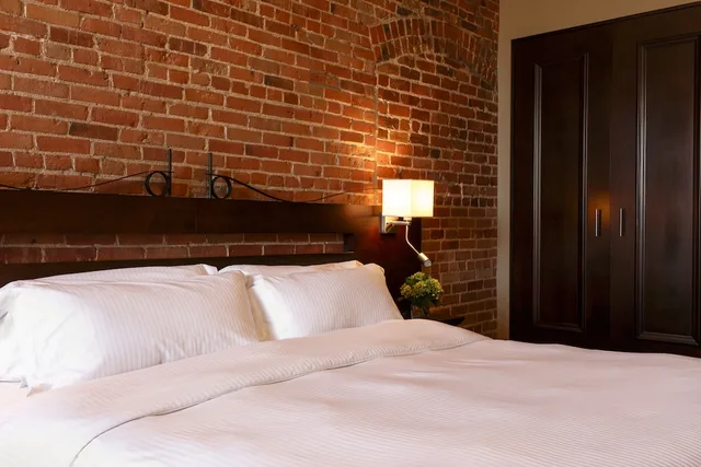 غرفة ديلوكس بسرير كينج، Auberge du Vieux-Port 2/4