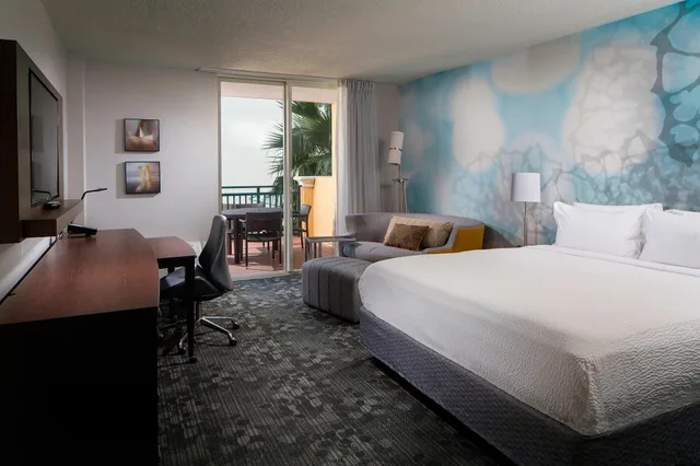 غرفة تنفيذية بسرير كينج مع أريكة، Courtyard Miami Dadeland 1/9