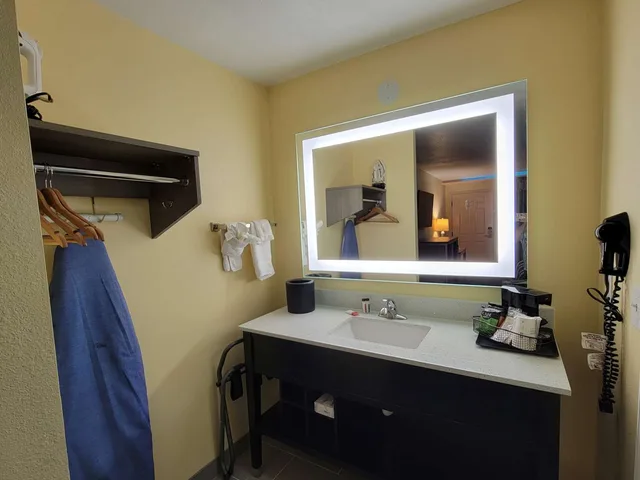غرفة بسرير كينج لذوي الإعاقة، SureStay Plus Hotel by Best Western Odessa 4/5