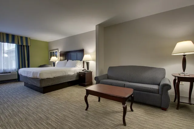جناح بسرير كينج مع أريكة، Holiday Inn Express Hotel Suites Middleboro Raynham 3/4