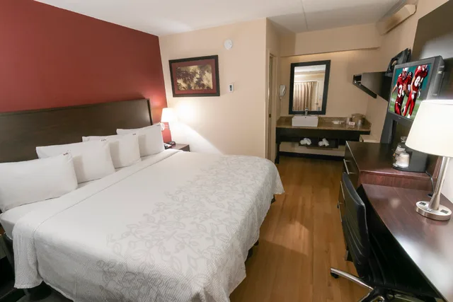 غرفة قياسية بسرير كينج، Red Roof Inn Plus Chicago - Willowbrook 2/4