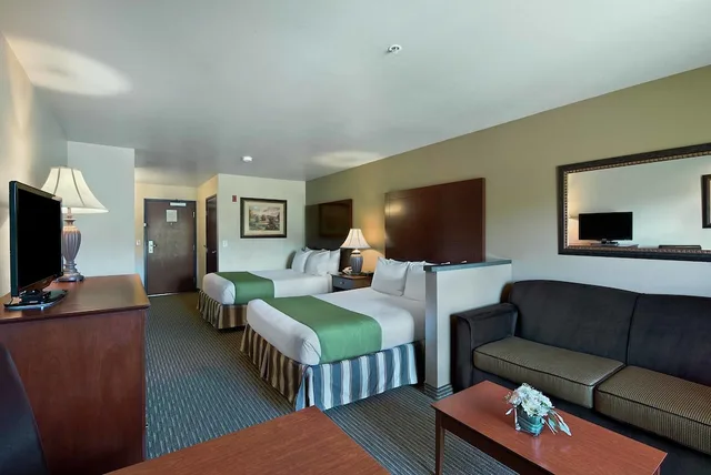 جناح بسريرين كوين بإطلالة على النهر، Oxford Suites Yakima 1/3