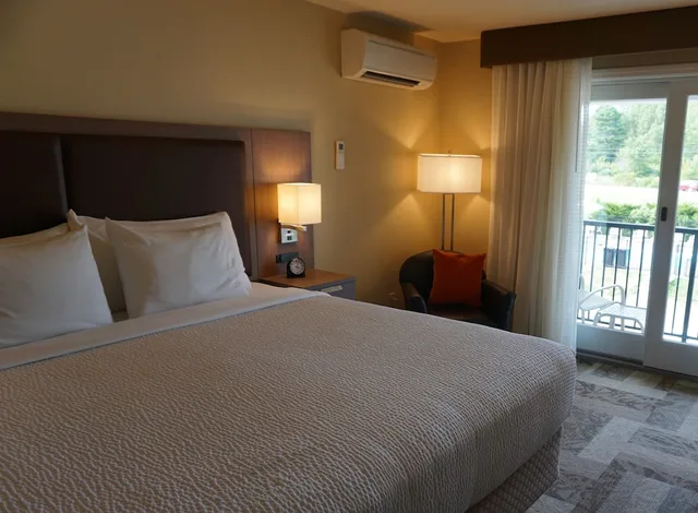 غرفة بسرير كينج بشرفة، Belfast Harbor Inn 2/8