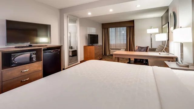غرفة قياسية بسريرين كوين مع أريكة، Best Western Plus Spokane North 1/10