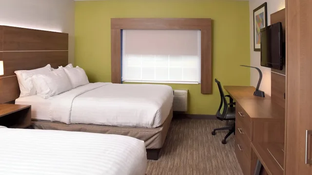 Standard, 2 Queen Beds, Holiday Inn Express Mount Pleasant Scottdale 4/4