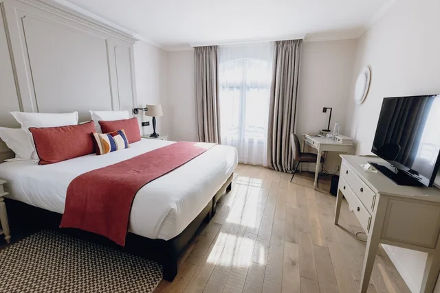 غرفة كومفورت بسرير كوين، Hostellerie Cedre and Spa Beaune 1/10