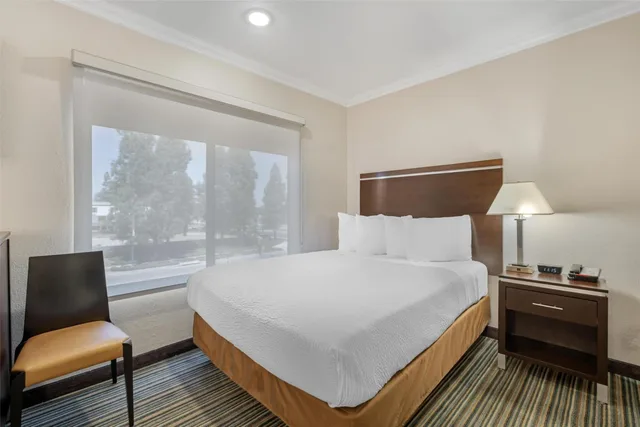 غرفة عائلية بسريرين كوين، Best Western Courtesy Inn - Anaheim Park Hotel 2/4