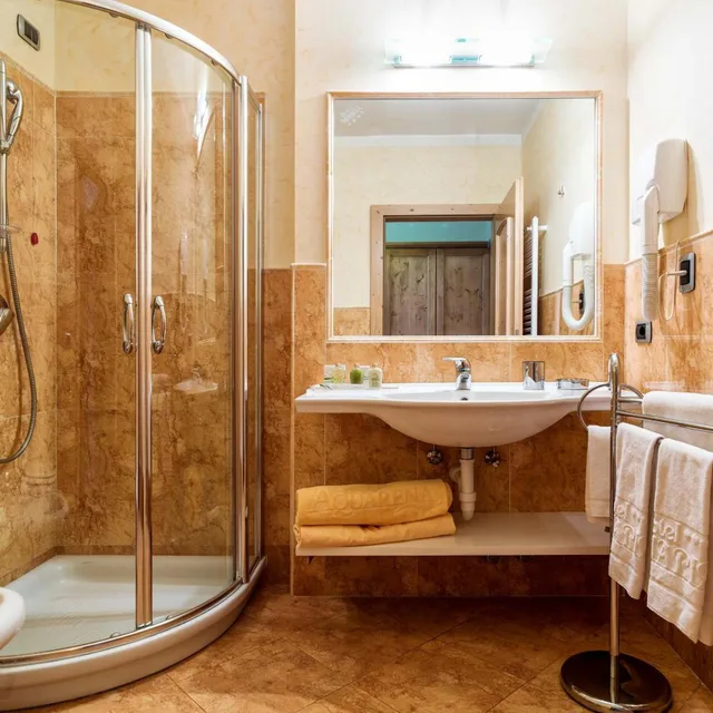 جناح، Leading Relax Hotel Maria 6/8