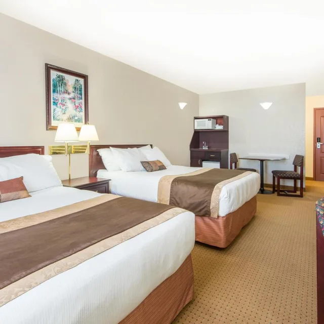 جناح استوديو بسرير كوين، Ramada By Wyndham Lloydminster 4/10