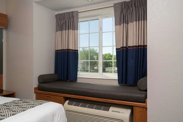 Standard, 2 Queen Beds, Microtel Inn & Suites by Wyndham Springfield, MN 2/2