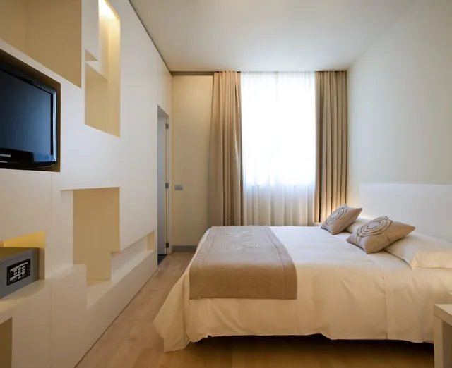 غرفة ديلوكس ثلاثية بسرير كوين وسرير فردي، Eos Hotel 1/5