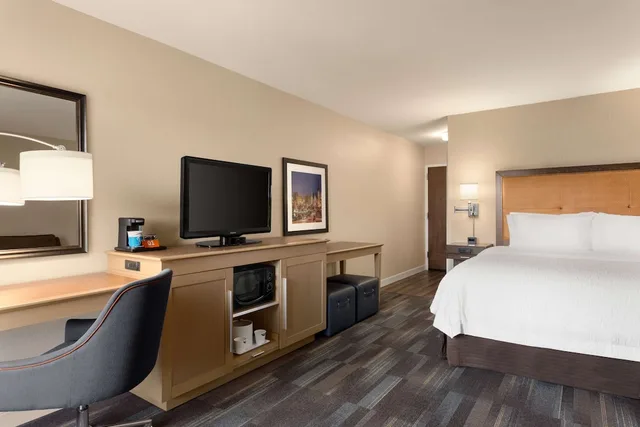 غرفة بسرير كينج مع أريكة، Hampton Inn Fort Smith 1/3
