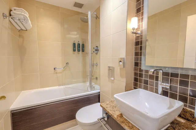 غرفة متصلة عائلية بسرير مزدوج وسريرين منفصلين، DoubleTree by Hilton Dunblane Hydro 5/6
