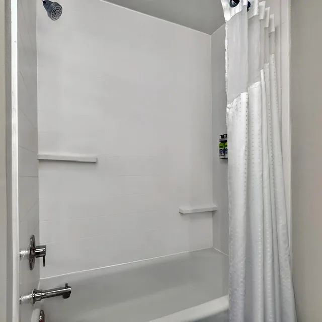 جناح لذوي الإعاقة، Holiday Inn Express Hotel Suites Kansas City Airport 6/9