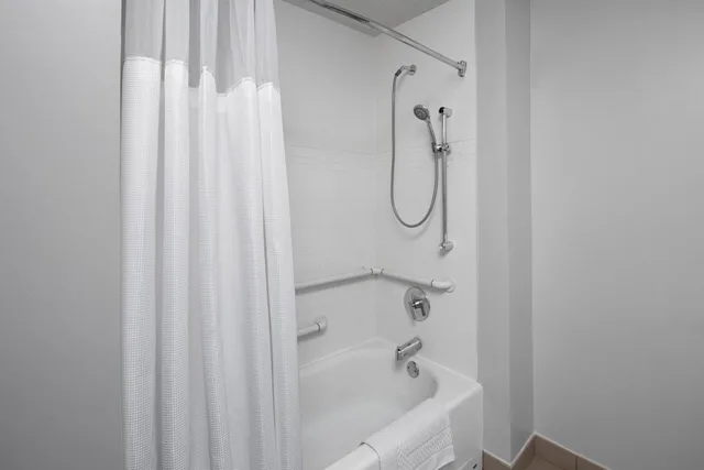 جناح بسرير كينج بغرفة نوم واحدة مع أريكة بحوض استحمام لذوي الإعاقة، Residence Inn White Plains Westchester County 8/8