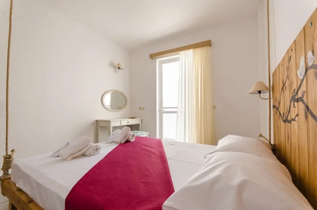 شقة بسرير مزدوج بإطلالة على الجبل بغرفة نوم واحدة مع أريكة، Happiness Apartments 2/5