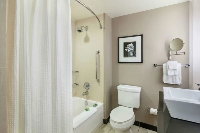 جناح بسريرين كينج بغرفة نوم واحدة مع أريكة، Cambria Hotel Pittsburgh - Downtown 8/10