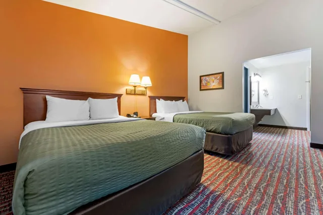 غرفة رباعية بسريرين كوين بإطلالة على البحيرة، Econo Lodge Lakeview 1/10