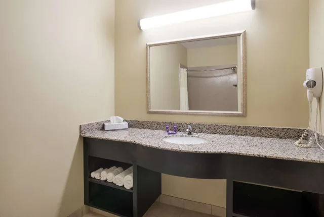 غرفة بسرير كينج مع أريكة، Knights Inn Bunkie 4/4