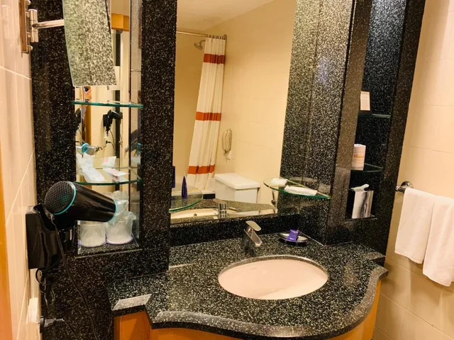 غرفة ديلوكس بسريرين منفصلين بشرفة، Vivanta Vadodara 1/1