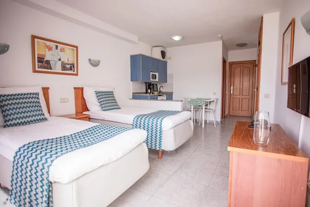 استوديو مفردة بسريرين منفصلين بإطلالة جزئية على البحر، Servatur Montebello Apartments 1/6